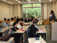 熱心に聞き入る